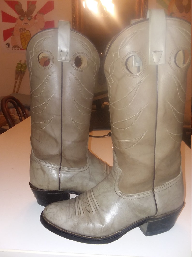 Vintage mens cowboy boots. In two tone Vintage Texas brand boots size 8.5 D