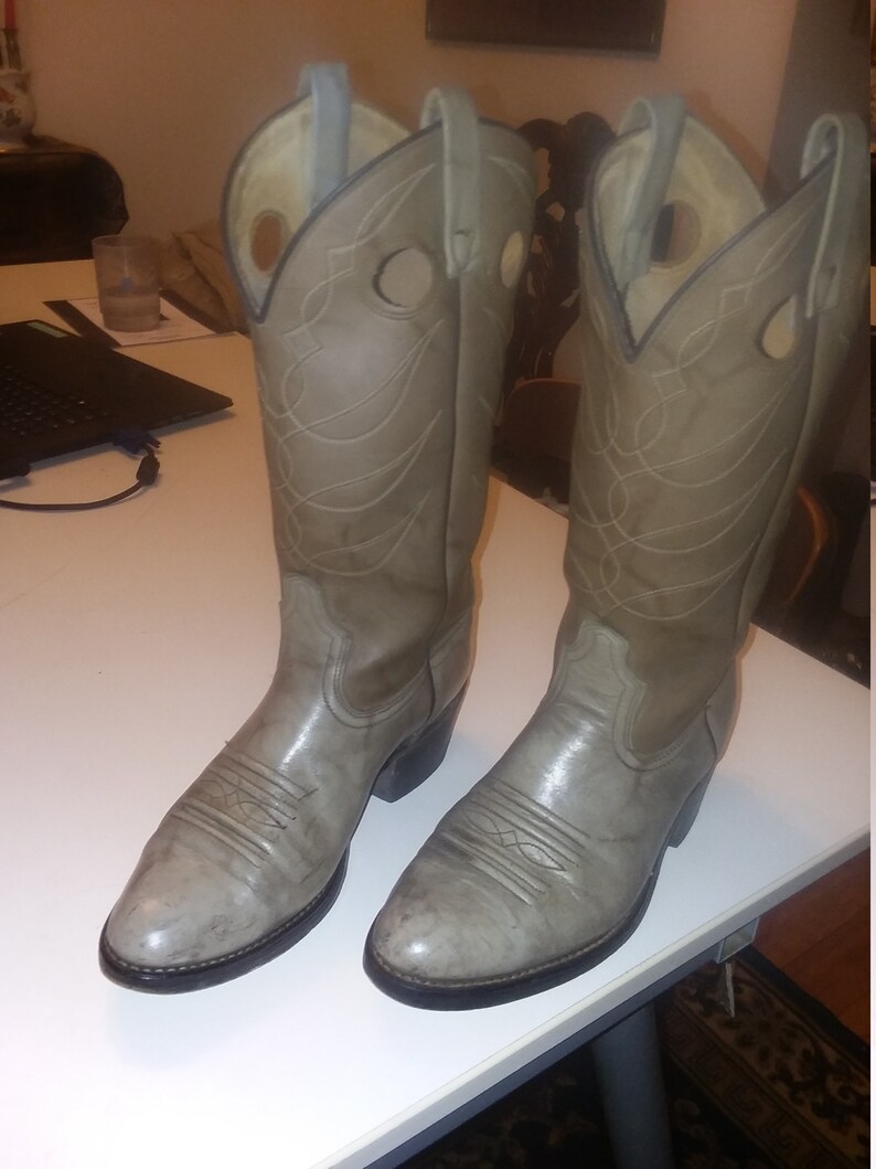 Vintage mens cowboy boots. In two tone Vintage Texas brand boots size 8.5 D