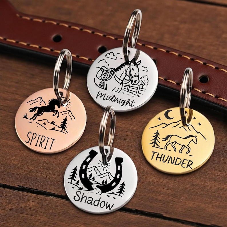Puede incluir: Cuatro etiquetas redondas para mascotas con dise&ntilde;os de caballos. Las etiquetas son en tonos cobre, plata y oro, cada una con una ilustraci&oacute;n de caballo diferente y el nombre: "Spirit", "Midnight", "Thunder" y "Shadow". Cada etiqueta tiene un anillo plateado.