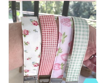 Patrón de costura en PDF para llavero de pulsera de tela DIY, ideal para principiantes. Tutorial con retales de tela.