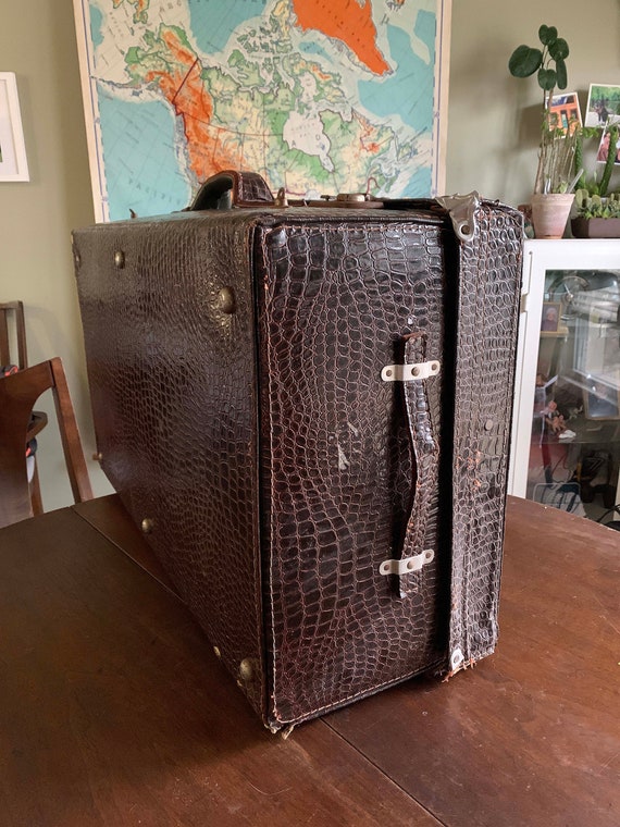 Gorgeous Vintage Faux Alligator Suitcase - image 5