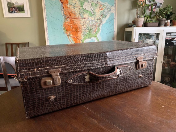 Gorgeous Vintage Faux Alligator Suitcase - image 6