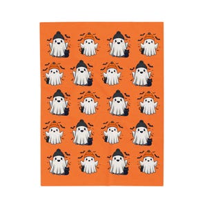 Grillige Halloweendeken met cartoongeesten en zwarte katten Gezellig en feestelijk decor oranje