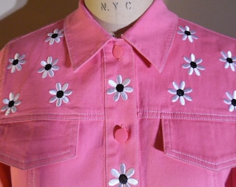 Vintage jaren 1990 verfraaid roze Western Jean jas door Bob Mackie Wearable Art roze Jean jas met Daisy borduurwerk
