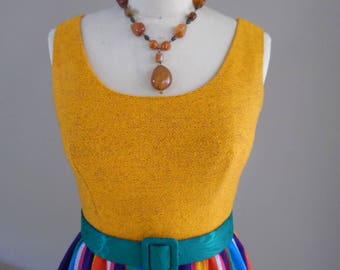 Vintage 1960 Boho vibrante tangerina laranja e guatemalteco altiplano arco-íris cobertor sem mangas vestido de hostess por S Howard Hirsh