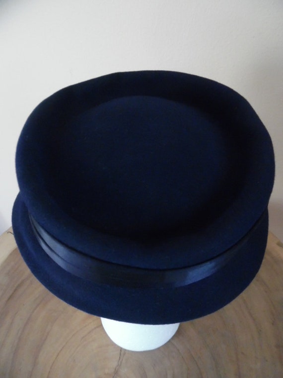 Vintage 1950s Navy Blue Fur Felt Pillbox Hat by M… - image 6