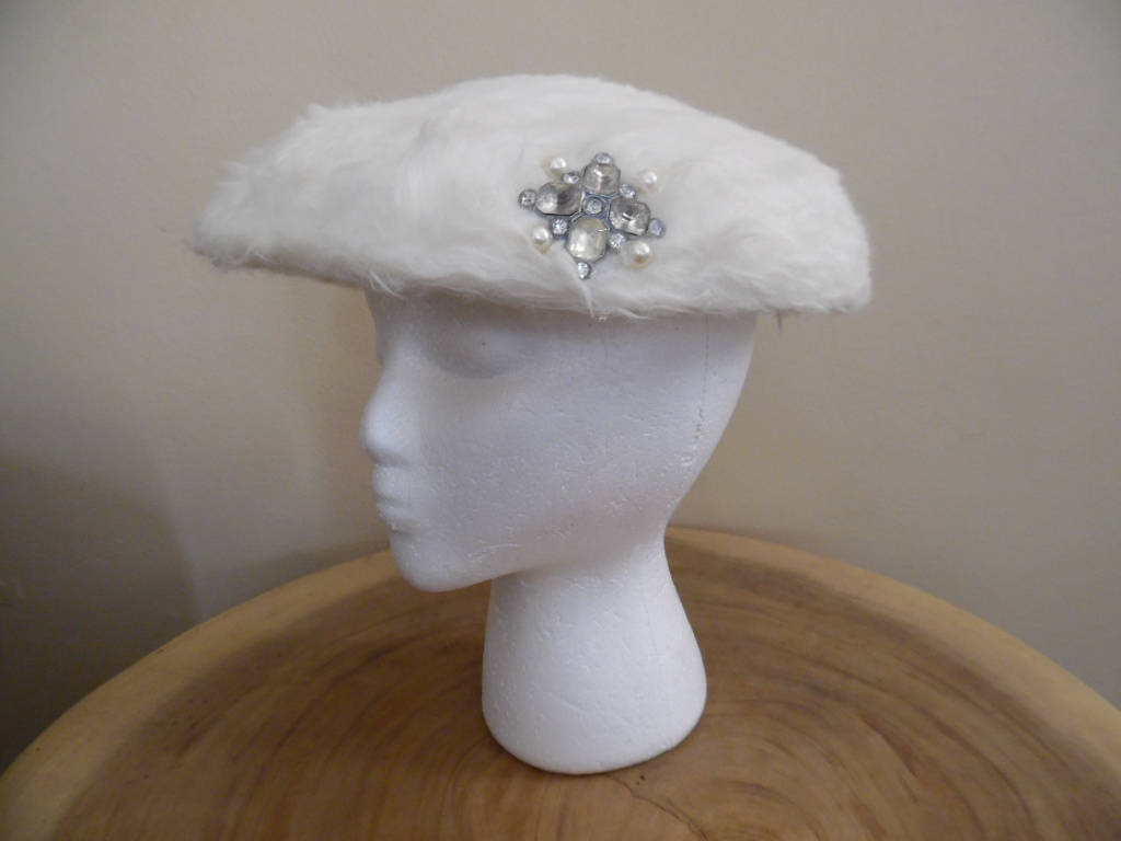 Vintage 1950s Saucer Hat by Eva Mae Modes off White Fluffy  display picture 2