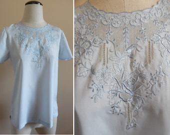 Vintage Blouse chinoise Poudre Bleu Soie Main Blouse Brodée Taille 32 Short Sleeve Fancy Top