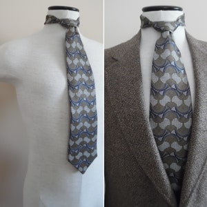 Vintage 1990s Silk Tie by Como Collezione Olive Gray Bronze and Cream Necktie in an Egyptian Revival Theme of Alternating Papyrus Fans