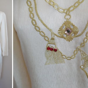 Vintage 1980s vestido embellecido manga larga crema seda vestido de vaina con bordado de oro y ribete de gema falsa por Starington