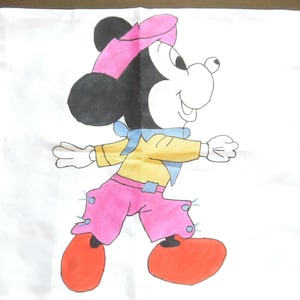 Può includere: Un'illustrazione di cartone animato di Topolino che indossa un cappello da cowboy rosa e una camicia gialla con una bandana blu. Indossa pantaloni rosa con dettagli blu e scarpe rosse. L'illustrazione è su uno sfondo bianco.