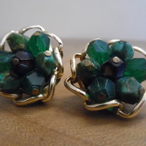Vintage 1950s or 60s Faceted Green Glass Bead Cluster Clip On Earrings in a Goldtone Chain Link Setting