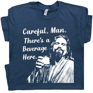 Camiseta de El Gran Lebowski, camisetas divertidas, camisetas geniales de cerveza, cuidado, hombre, hay una bebida aquí, cita de la película, El tipo se mantiene fiel al alcohol, refrán divertido
