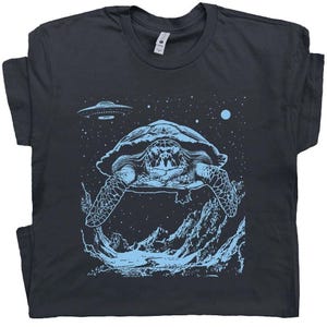 Sea Turtle Shirt Cosmic Turtle T Shirt for Women Men Guys UFO Graphic Tee Tortoise Shirt Retro Space Theme T Shirt Cute Terrapin Station