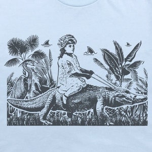 ワニに乗る女の子のTシャツ 奇妙なシャツ 女性用 メンズ用 かわいい ビンテージ フロリダ グラフィック Tシャツ クール 珍しい ワニ Tシャツ オリジナル レトロ