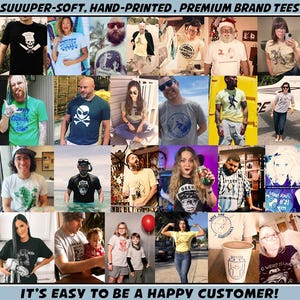 Pode incluir: Uma colagem de pessoas vestindo v&aacute;rias camisetas com diferentes designs e slogans. As camisetas s&atilde;o todas impressas com um estilo desenhado &agrave; m&atilde;o e apresentam uma variedade de temas, incluindo comida, animais e refer&ecirc;ncias &agrave; cultura pop. O texto no topo da imagem diz "SUUUPER-SOFT, HAND-PRINTED, PREMIUM BRAND TEES". O texto na parte inferior da imagem diz "IT'S EASY TO BE A HAPPY CUSTOMER!"