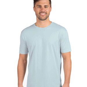 Puede incluir: Una camiseta de cuello redondo azul claro. La camiseta de manga corta est&aacute; hecha de un material suave. El modelo lleva la camiseta. La camiseta es una prenda b&aacute;sica y cotidiana.