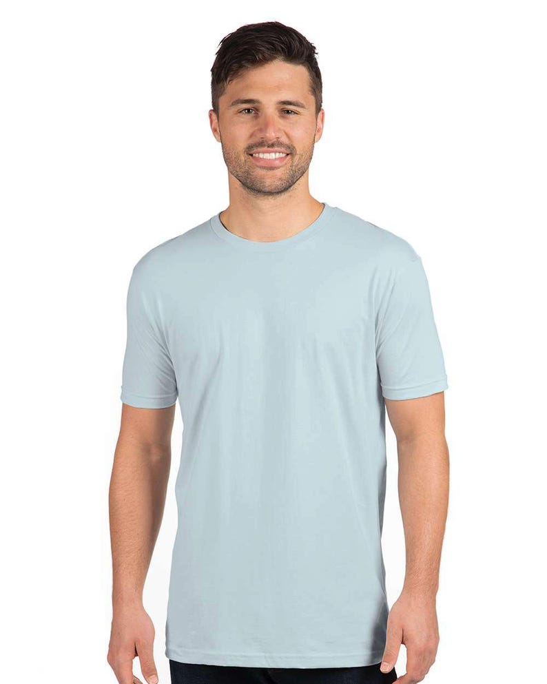 Puede incluir: Una camiseta de cuello redondo azul claro. La camiseta de manga corta est&aacute; hecha de un material suave. El modelo lleva la camiseta. La camiseta es una prenda b&aacute;sica y cotidiana.