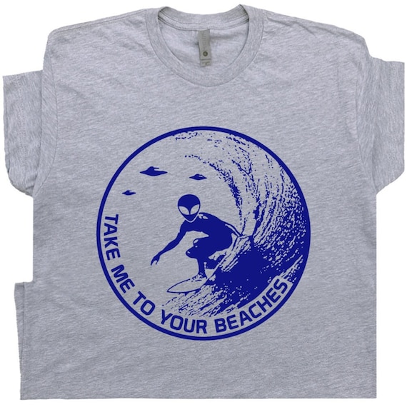 Alien Surfing T Shirt Funny Vintage Surf Shirt for Men Women Guys Cool Retro Surfing Graphic Tee Surfboard Beach Theme T-Shirt Cool UFO Tee