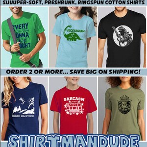 Puede incluir: Seis camisetas diferentes con varios dise&ntilde;os y textos. Las camisetas son todas de manga corta y cuello redondo. Los dise&ntilde;os incluyen un dinosaurio, un monstruo tocando una guitarra, un esquiador, una monta&ntilde;a, un oso y un dise&ntilde;o de texto que dice "El sarcasmo es mi superpoder". El texto "SUUUPER-SOFT, PRESHRUNK, RINGSPUN COTTON SHIRTS" est&aacute; en la parte superior de la imagen. El texto "ORDER 2 OR MORE... SAVE BIG ON SHIPPING!" est&aacute; en la parte media de la imagen. El texto "SHIRTMANDUDE" est&aacute; en la parte inferior de la imagen.