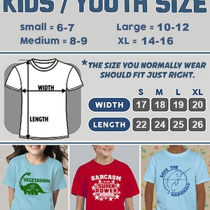 Pode incluir: Uma tabela de tamanhos para t-shirts de crian&ccedil;as e jovens. A tabela mostra as medidas de largura e comprimento em polegadas para os tamanhos small, medium, large e extra large. A tabela tamb&eacute;m mostra as faixas et&aacute;rias correspondentes para cada tamanho. A tabela &eacute; ilustrada com tr&ecirc;s t-shirts com designs diferentes: uma t-shirt azul com um dinossauro verde e a palavra "Vegetariano", uma t-shirt vermelha com uma estrela branca e as palavras "O sarcasmo &eacute; o meu superpoder", e uma t-shirt azul claro com um narval azul e as palavras "Salve as narvais".