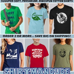 Może przedstawiać: Sześć r&oacute;żnych koszulek z r&oacute;żnymi wzorami i kolorami. Koszulki prezentują wzory takie jak "Every Little Thing Gonna Be Alright", "Vegetarian", "Sarcasm is My Super Power", "Squatchy" i "Jackson Hole Wyoming".