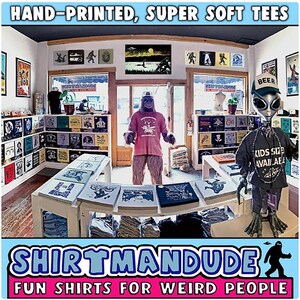 Może przedstawiać: Sklep o nazwie "Shirtmandu" z hasłem "Fun Shirts for Weird People" sprzedaje ręcznie drukowane, super miękkie koszulki. Sklep jest ozdobiony r&oacute;żnymi koszulkami, plakatami i innymi przedmiotami. W sklepie znajdują się dwie postacie, jedna ubrana w Bigfoota, a druga w kosmitę.