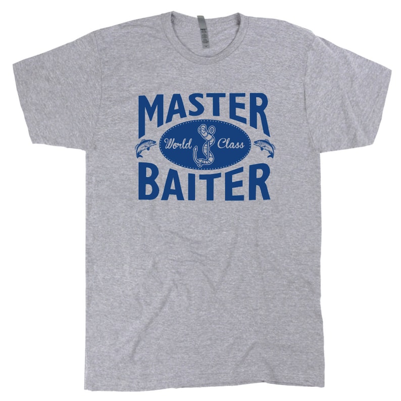 Puede incluir: Una camiseta gris con un gr&aacute;fico azul que dice "Master World Class Baiter" con un dise&ntilde;o de pez y anzuelo.