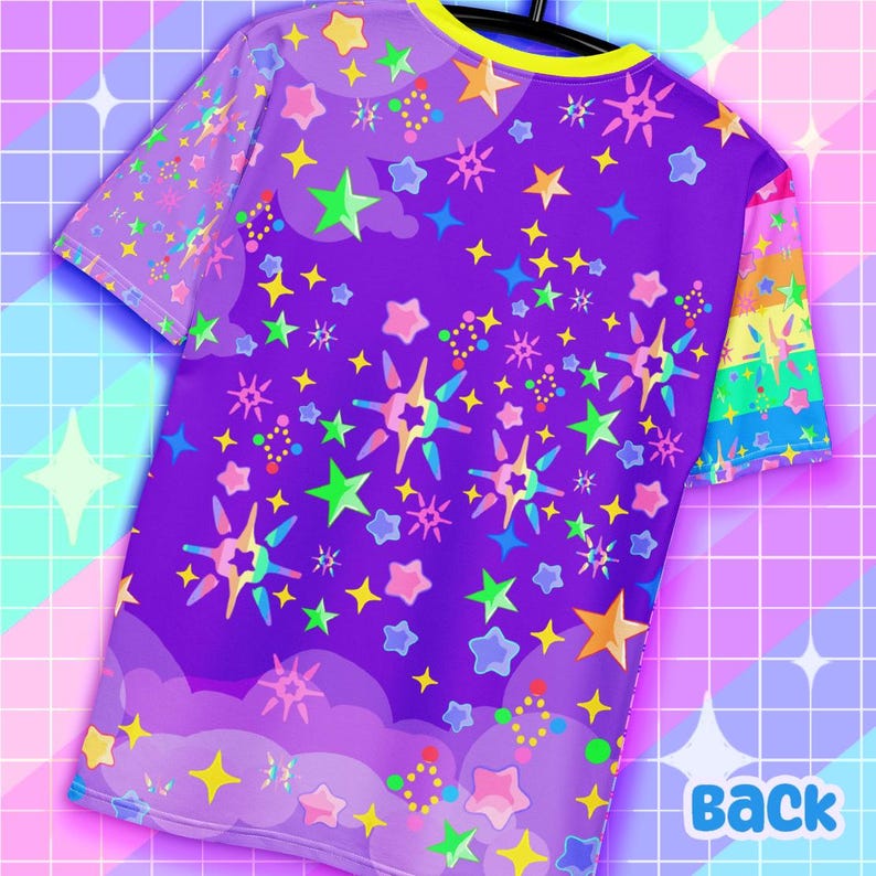 Op de afbeelding: Paars T-shirt met een levendig sterrenpatroon. Het ontwerp bevat verschillende kleurrijke sterren, waaronder gele, groene en roze, tegen een paarse achtergrond. De mouwen hebben een regenboogontwerp. Het woord "back" staat rechtsonder.
