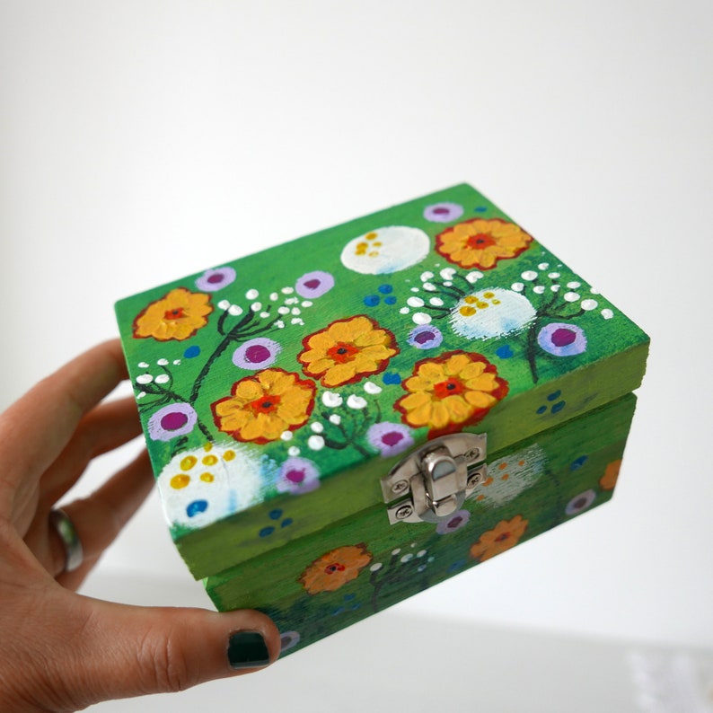 Boîte à bijoux bibelot verte, rangement peint à la main, cadeau fait main, tableau prairie de fleurs image 5