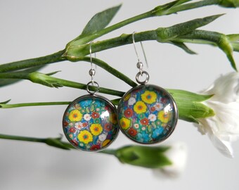 Boucles d’oreilles Meadow Flowers, bijoux multicolores floraux faits à la main, boucles d’oreilles pendantes colorées avec impression d’art floral, cadeau pour elle