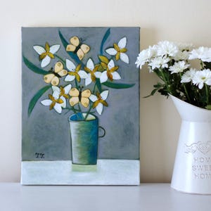 Graue Malerei, Gelber Schmetterling, Peruanische Lilie, Stillleben, Natur mort, Lilien Kunst, Blaue Vase, Grüne Vase, Weisse Blumen