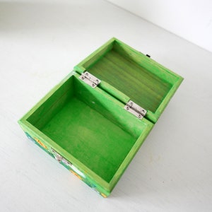 Boîte à bijoux bibelot verte, rangement peint à la main, cadeau fait main, tableau prairie de fleurs image 4