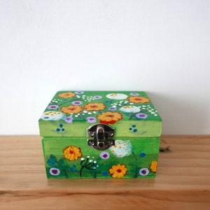 Boîte à bijoux bibelot verte, rangement peint à la main, cadeau fait main, tableau prairie de fleurs image 2