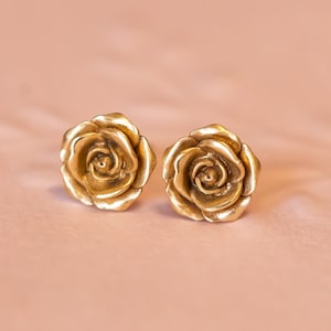 Aretes de rosa de oro macizo de 14 quilates / Delicados aretes de flores de oro / Aretes florales minimalistas / Joyas hechas a mano para ella