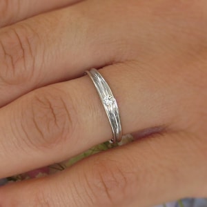Anillo de compromiso único, anillo de compromiso de diamantes pequeños, anillo de compromiso delicado, anillo de solitario de diamantes delgados, anillo de diamantes de oro macizo de 14k.