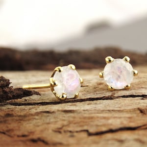 Edelstein Ohrringe, Mondstein Ohrringe, 14k Gold Ohrringe, Gold Ohrstecker, Solitär Ohrringe, Jubiläum Ohrringe, Regenbogen Stein, Geschenk