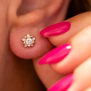 Aretes de flor de diamantes, aretes de oro de 14 quilates, aretes de diamantes delicados, aretes de diamantes para mujer, aretes de oro de 14 quilates, joyas de oro