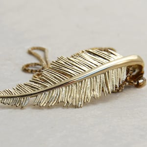 Collana di piume in oro massiccio, collana in oro 14K, gioielli di piume, collana di foglie d&#39;oro, collana con ciondolo in oro, delicata collana di piume, regalo