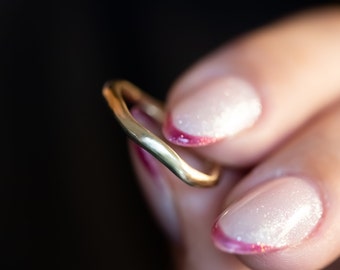 Gouden trouwring voor vrouwen, gouden trouwring, 14k goud of 18k gouden trouwring, ruwe gouden ring, bijpassende trouwringen voor hem en haar