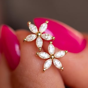 Pendientes de flor marquesa con diamantes, delicados pendientes de oro de 14 quilates con diamantes, pendientes florales minimalistas, regalo de diamantes para ella