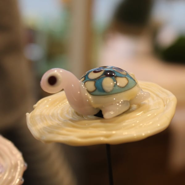 Tortue surprise en verre filé au chalumeau , créations uniques - Perles - Bijoux perles - Lampwork bead - Perles Chalumeau collection