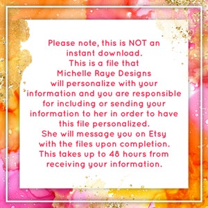 Puede incluir: Texto sobre un fondo rosa y naranja con purpurina dorada. El texto dice: "Tenga en cuenta que esto NO es una descarga instant&aacute;nea. Este es un archivo que Michelle Raye Designs personalizar&aacute; con su informaci&oacute;n y usted es responsable de incluir o enviar su informaci&oacute;n a ella para que este archivo se personalice. Ella le enviar&aacute; un mensaje en Etsy con los archivos una vez que se complete la personalizaci&oacute;n. Esto tarda hasta 48 horas desde que recibe su informaci&oacute;n."