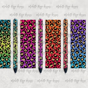 Peut inclure: Six stylos avec différents motifs léopard colorés avec des accents de paillettes dorées. Les stylos sont noirs avec un clip argenté.