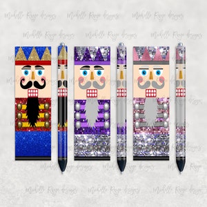 Puede incluir: Cinco diseños diferentes de bolígrafos cascanueces. Los bolígrafos están decorados con purpurina y presentan un cascanueces con un sombrero rojo, morado o rosa y un ribete dorado.