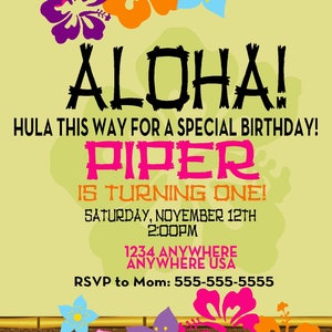 K&ouml;nnte beinhalten: Eine gr&uuml;ne und gelbe Geburtstagseinladung mit tropischem Thema. Die Einladung lautet "Aloha! Hula this way for a special birthday! Piper is turning one! Saturday, November 12th 2:00PM 1234 Anywhere Anywhere USA RSVP to Mom: 555-555-5555". Die Einladung ist mit bunten Hibiskusbl&uuml;ten verziert.