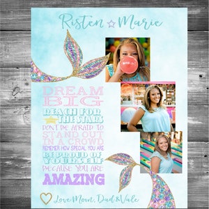 Puede incluir: Un diseño de cola de sirena azul y rosa con detalles de purpurina. El texto "Dream Big, Reach for the Stars, Don't be afraid to stand out in a crowd, Remember how special you are, Be proud of yourself because you are amazing" está escrito en rosa, azul y dorado. El texto "Love Mom, Dad & Vale" está escrito en rosa y dorado. Se incluyen tres fotos de una joven en el diseño.