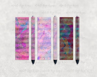 Op de afbeelding: Vijf pennen met verschillende kleurrijke ontwerpen met muzieknoten en abstracte aquarelpatronen. De pennen zijn roze, paars en blauw.