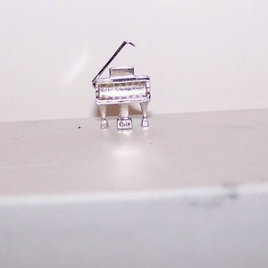 BABY GRAND PIANO ==  Vintage Sterling Silver Full 3 D -- Wells --  Top Opens