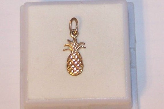 Vintage 14K GOLD PINEAPPLE Charm -- SOLID 14K Go